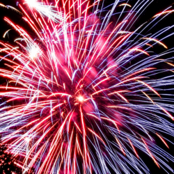 Espectáculo Fuegos Artificiales 5 minutos Premium (3 tortas, 2 mechas)